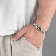 Bracelet magnétique homme en titane argenté avec maillons géométriques design moderne.