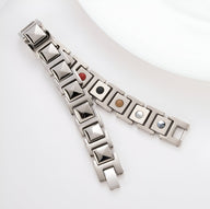Bracelet magnétique homme en titane argent avec pastilles colorées et design géométrique moderne.