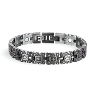 Bracelet magnétique en titane gris avec maillons rectangulaires et détails gravés homme.