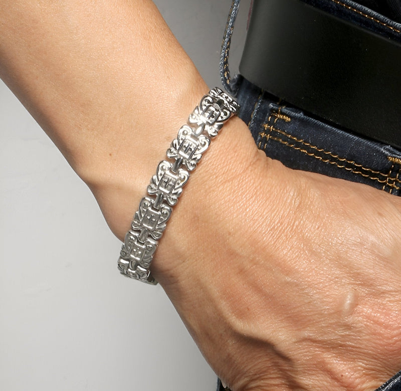 Bracelet magnétique homme en titane gris avec maillons larges et motifs gravés détaillés.