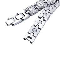 Bracelet magnétique homme en titane gris avec maillons rectangulaires élégants et fermoir sécurisé.