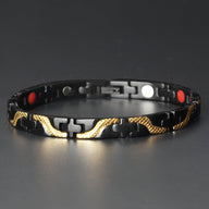 Bracelet magnétique fin en titane noir avec détails serpent dorés, fermoir sécurisé élégant.