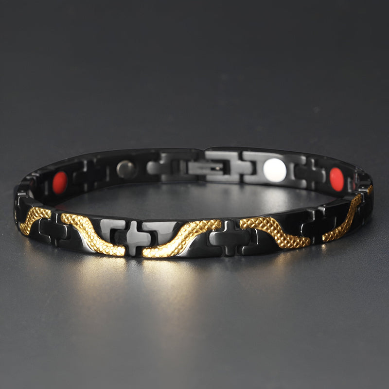 Bracelet magnétique fin en titane noir avec détails serpent dorés, fermoir sécurisé élégant.