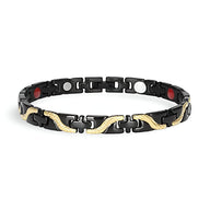 Bracelet magnétique fin en titane noir avec détails ondulés dorés pour homme.
