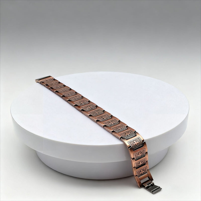 Bracelet homme en cuivre rouge avec larges maillons gravés de croix, fermoir cliquet robuste, style vintage.