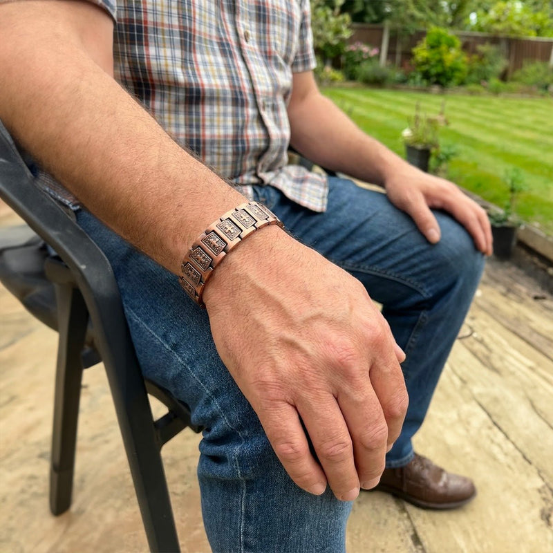 Bracelet homme en cuivre rouge, larges maillons gravés de croix, style vintage robuste, fermoir cliquet sécurisé.