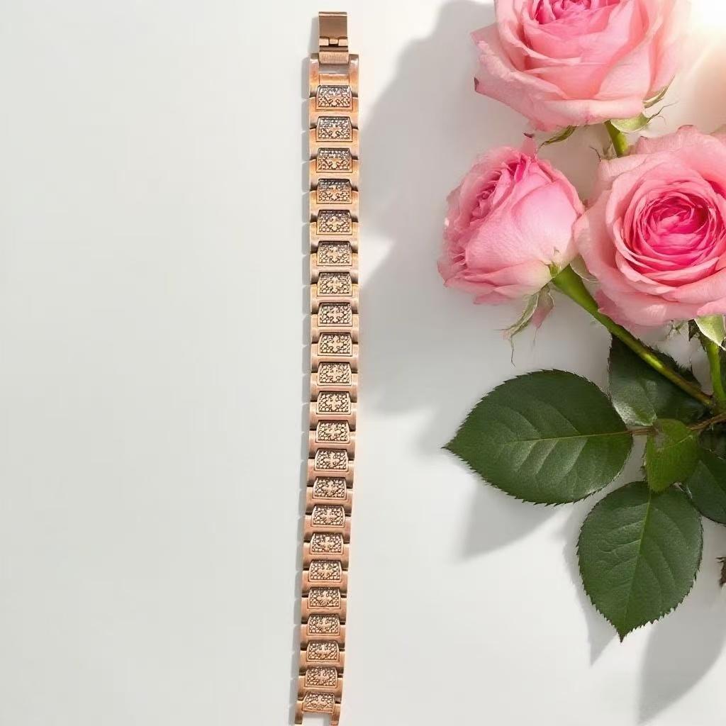 Bracelet homme cuivre rouge maillons larges gravés croix, fermoir cliquet sécurisé, style vintage robuste.