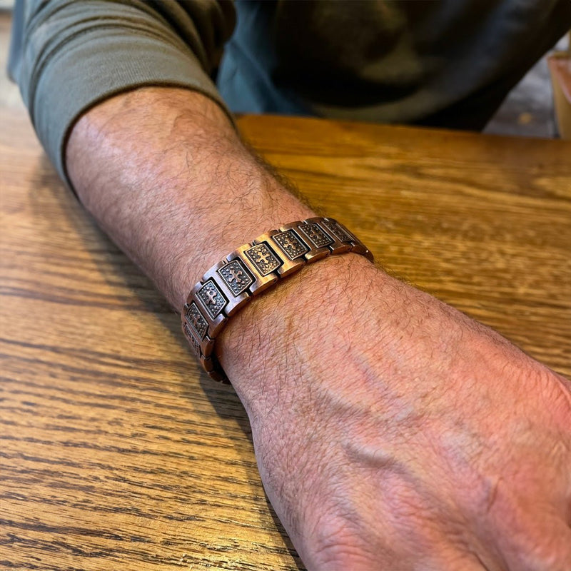 Bracelet homme en cuivre rouge avec larges maillons gravés de croix, fermeture cliquet sécurisé, style vintage robuste.