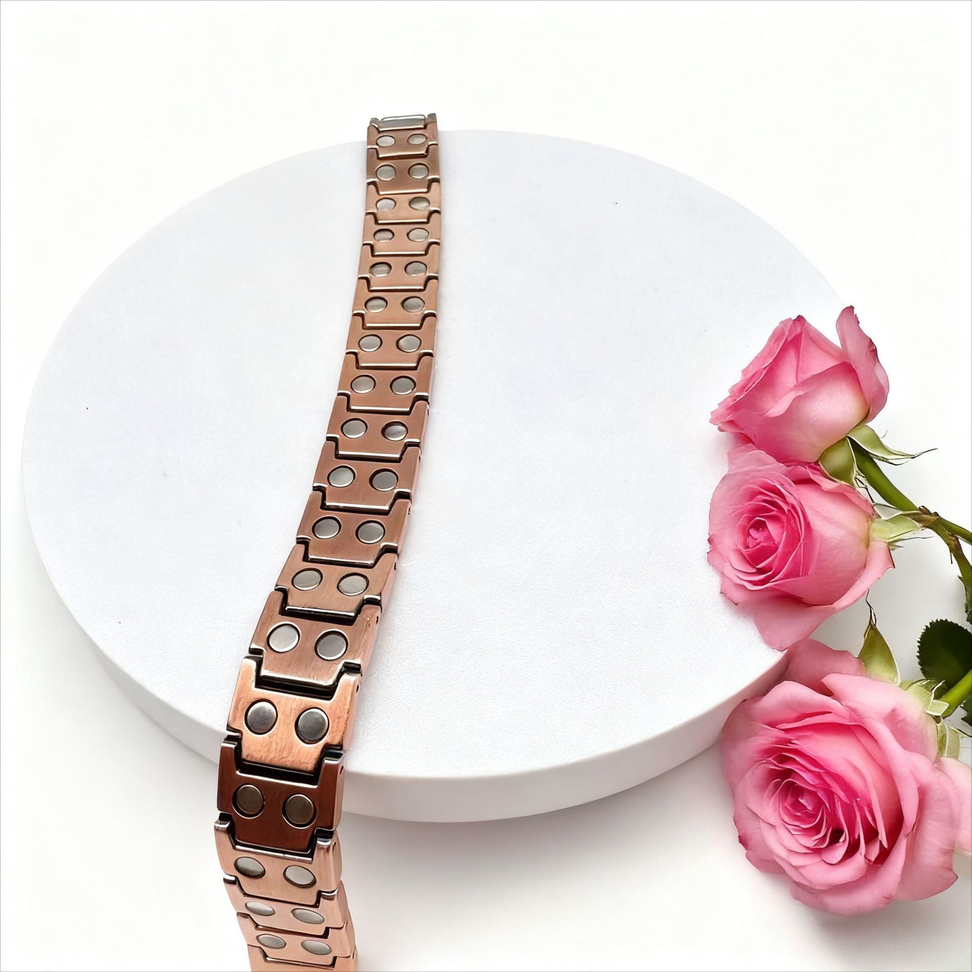 Bracelet homme en cuivre rouge avec larges maillons gravés de croix, fermoir cliquet sécurisé, style vintage robuste.