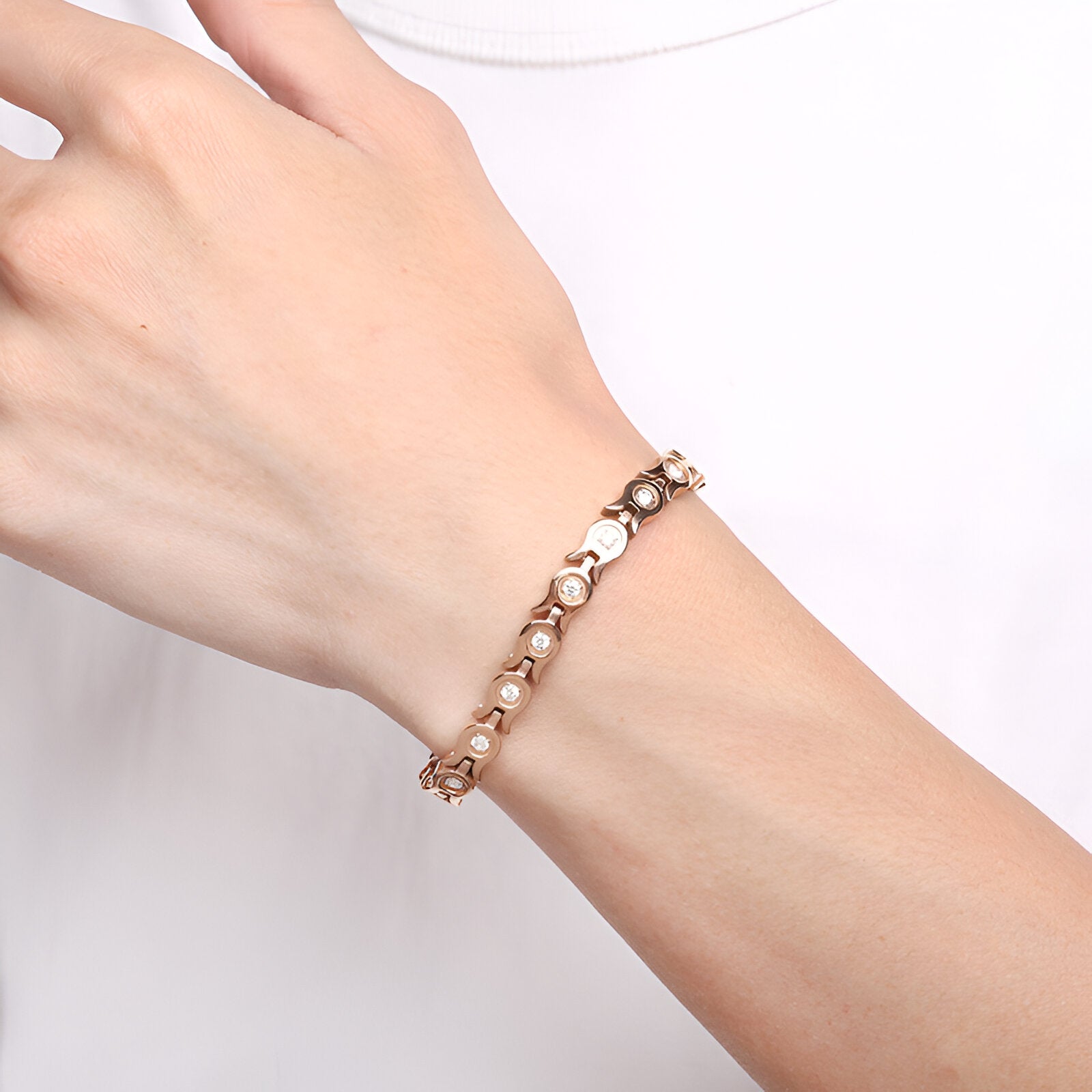 Bracelet magnétique incrusté de zirconium, en titane, pour femme, modèle Skadi - La Boutique du Bracelet