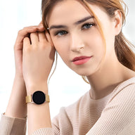 Bracelet magnétique maille milanaise or avec boucle aimantée pour Huawei Watch, porté au poignet femme.