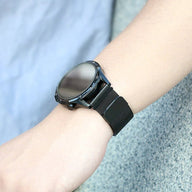 Bracelet magnétique maille milanaise noir en acier inoxydable pour Huawei Watch, modèle Kisso, porté au poignet.
