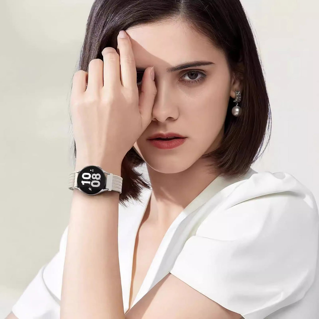 Bracelet magnétique noir en nylon tressé pour montre Huawei, porté au poignet féminin.