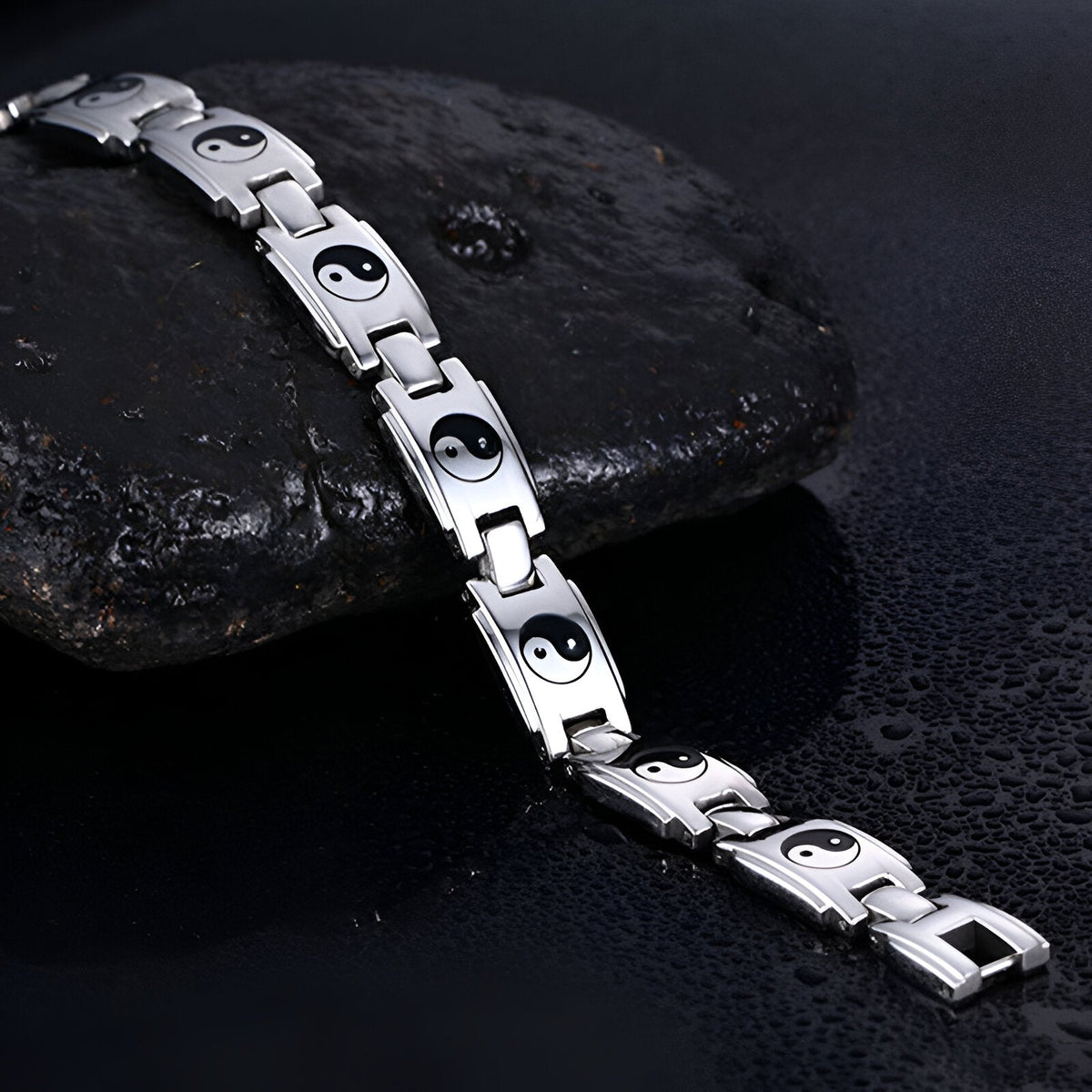 Bracelet magnétique en titane argenté pour homme avec symbole Yin et Yang noir et blanc.