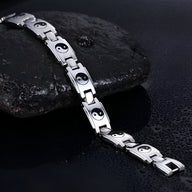 Bracelet magnétique en titane argenté pour homme avec symbole Yin et Yang noir et blanc.