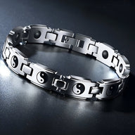 Bracelet magnétique pour homme en titane argenté avec motifs Yin et Yang noirs et blancs.