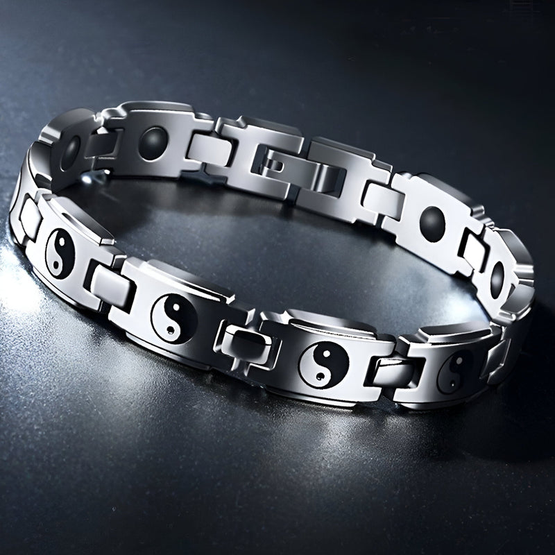 Bracelet magnétique pour homme en titane argenté avec motifs Yin et Yang noirs et blancs.