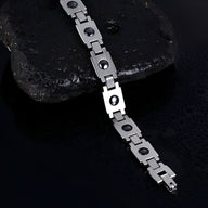 Bracelet homme en titane argenté avec maillons rectangulaires et magnets intégrés, style moderne et épuré.