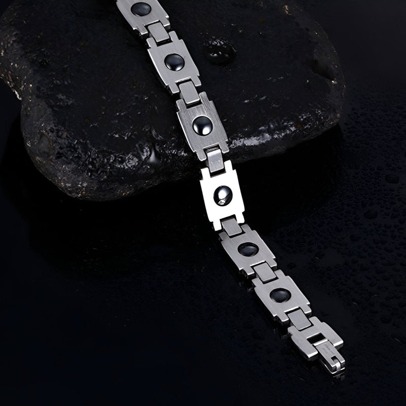 Bracelet homme en titane argenté avec maillons rectangulaires et magnets intégrés, style moderne et épuré.