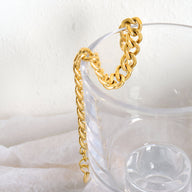 Bracelet maille cubaine plaqué or en titane, maillons épais et lisses, finition brillante.