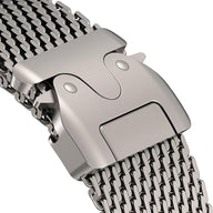 Bracelet maille milanaise acier inoxydable finition argent avec fermoir tactique robuste pour Apple Watch.