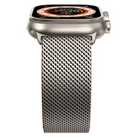 Bracelet maille milanaise en acier inoxydable gris pour Apple Watch avec fermoir tactique, vue de face.