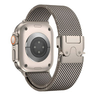 Bracelet maille milanaise titane pour Apple Watch avec fermoir tactique fermé, élégant et moderne.