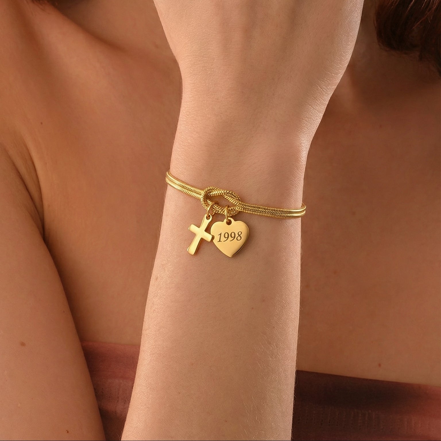 Bracciale a maglia serpente in acciaio inossidabile dorato, nodo centrale simbolico, ciondolo a forma di cuore personalizzabile con incisione e croce delicata, modello Kidé