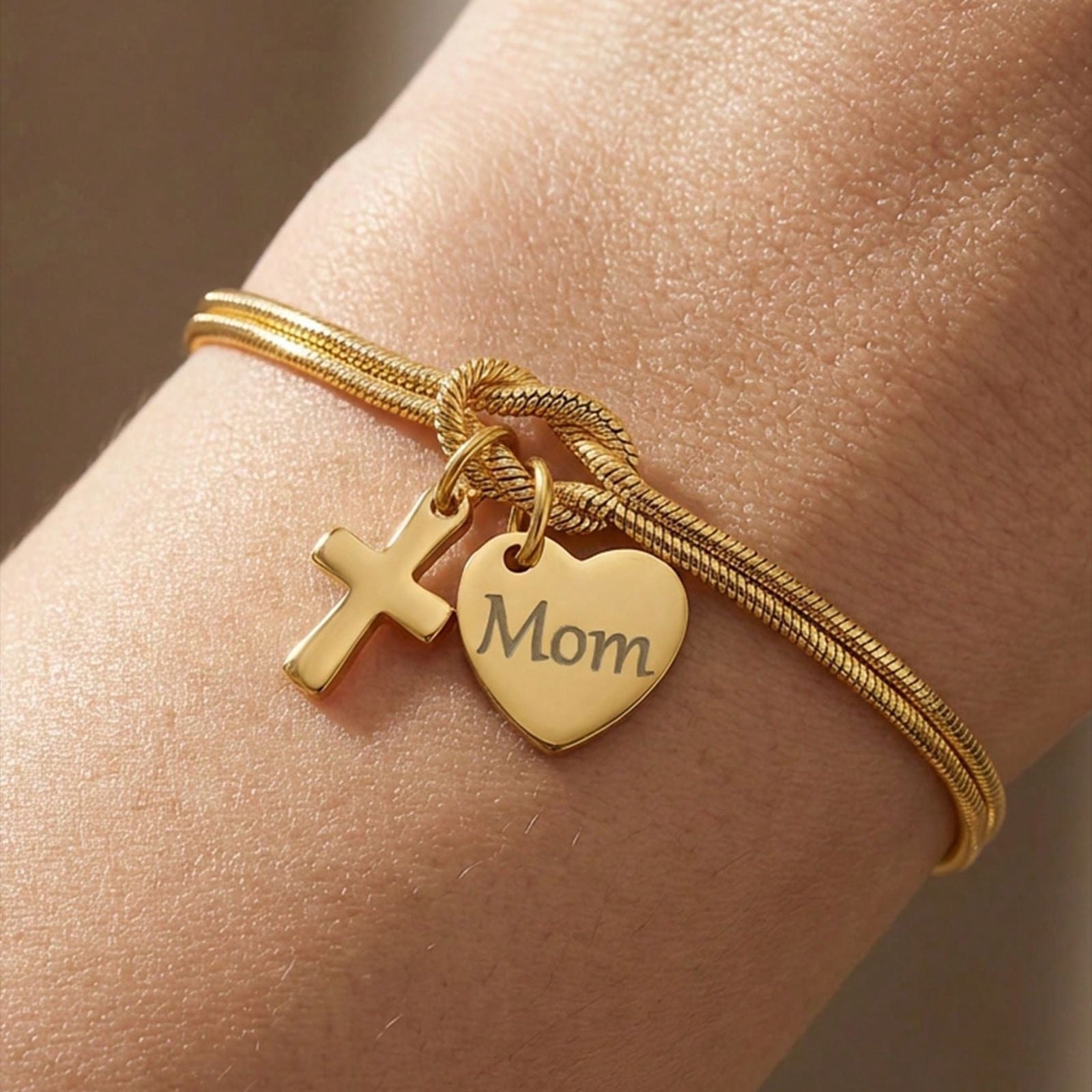 Bracciale a maglia serpente in acciaio inossidabile dorato, nodo centrale simbolico, ciondolo a forma di cuore personalizzabile con incisione e croce delicata, modello Kidé