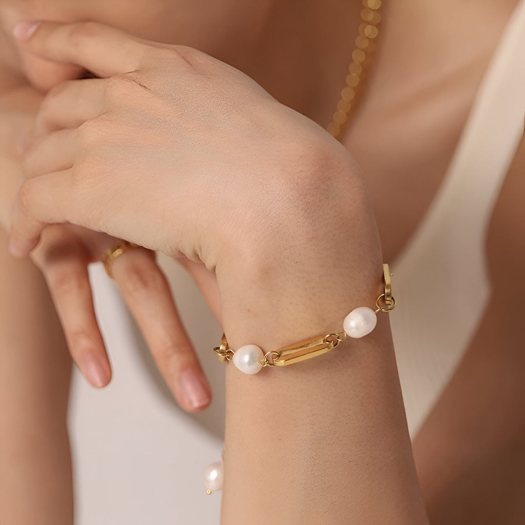 Bracelet en acier inoxydable doré avec maillons élégants et perles d'eau douce rondes.