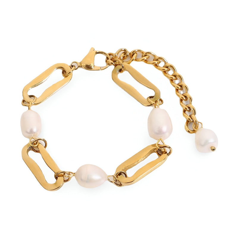 Bracelet doré en acier inoxydable avec maillons larges et perles d'eau douce blanches.