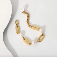 Bracelet femme en acier inoxydable doré avec maillons larges et perles d'eau douce blanches.