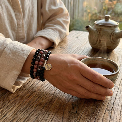 Tibetan mala bracelet in rhodonite and onyx beads, engraved pendant, Gyalsen model
