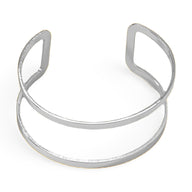 Bracelet manchette argenté à double rang fin et lisse, design épuré et moderne.