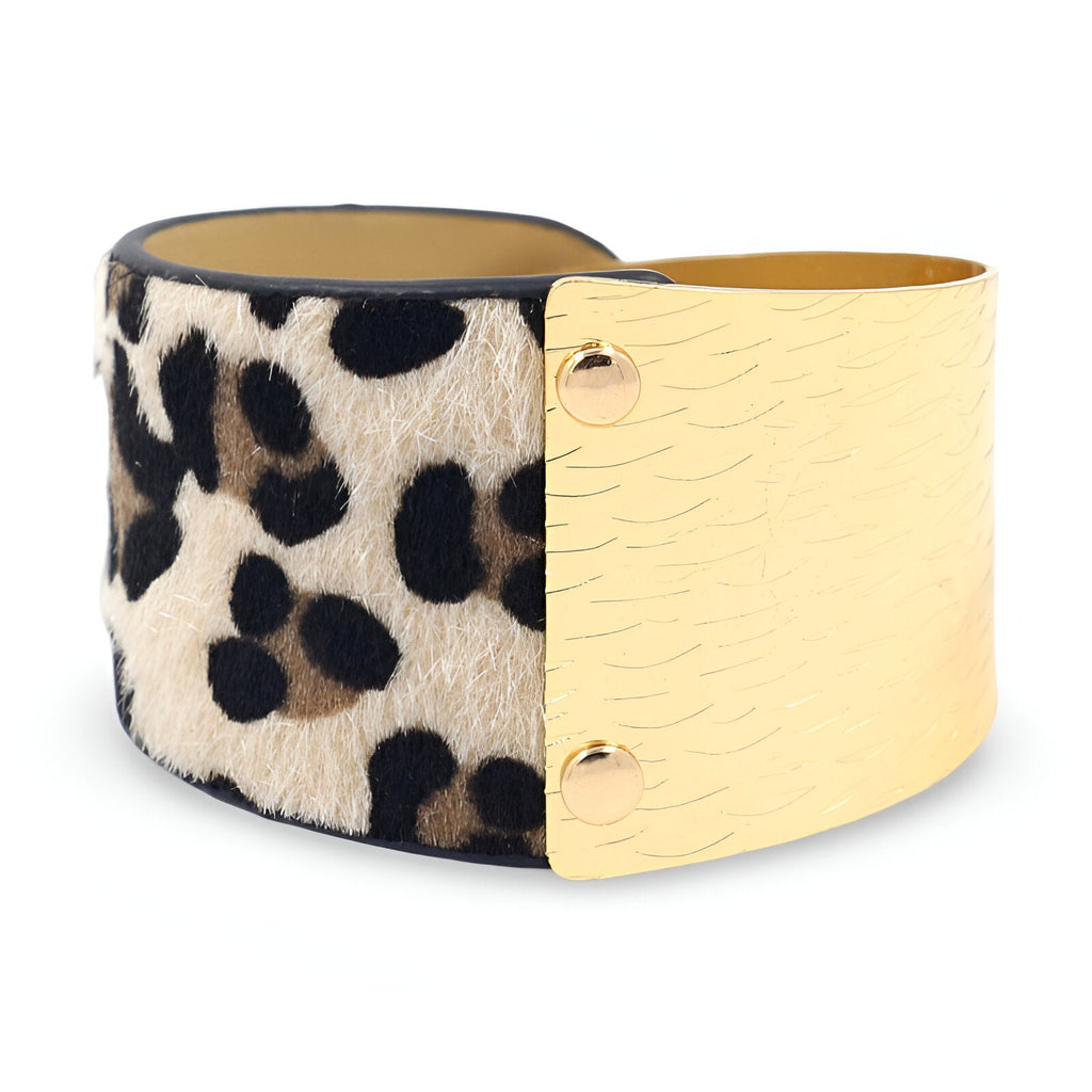 Bracelet manchette femme en cuir beige texturé et motif léopard en fourrure marron et noir.