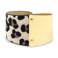 Bracelet manchette femme en cuir beige texturé et motif léopard en fourrure marron et noir.