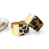 Bracelet manchette femme en métal doré avec motif léopard marron et beige élégant.