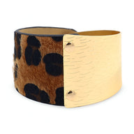 Bracelet manchette femme cuir marron aspect fourrure léopard et plaque métal doré texturé.