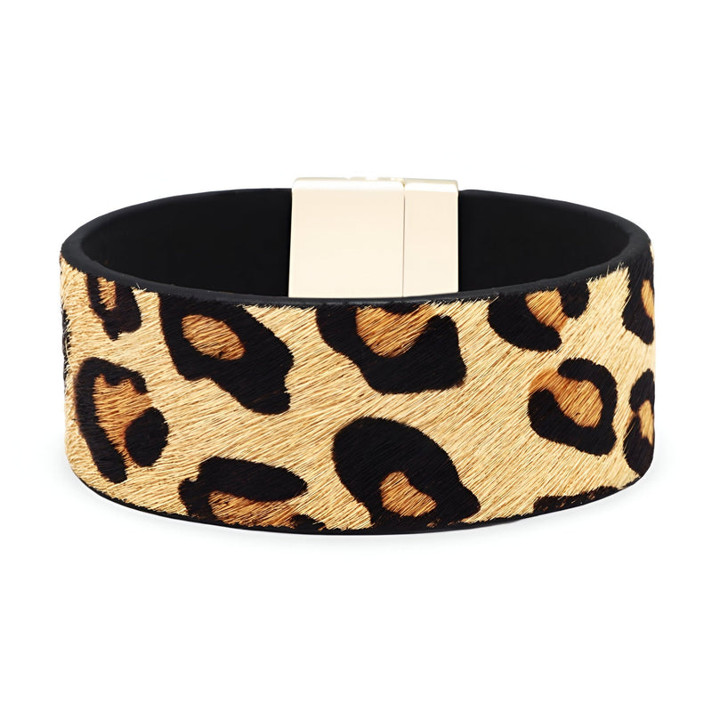 Bracelet manchette large en cuir beige à motif léopard avec fermeture magnétique dorée.