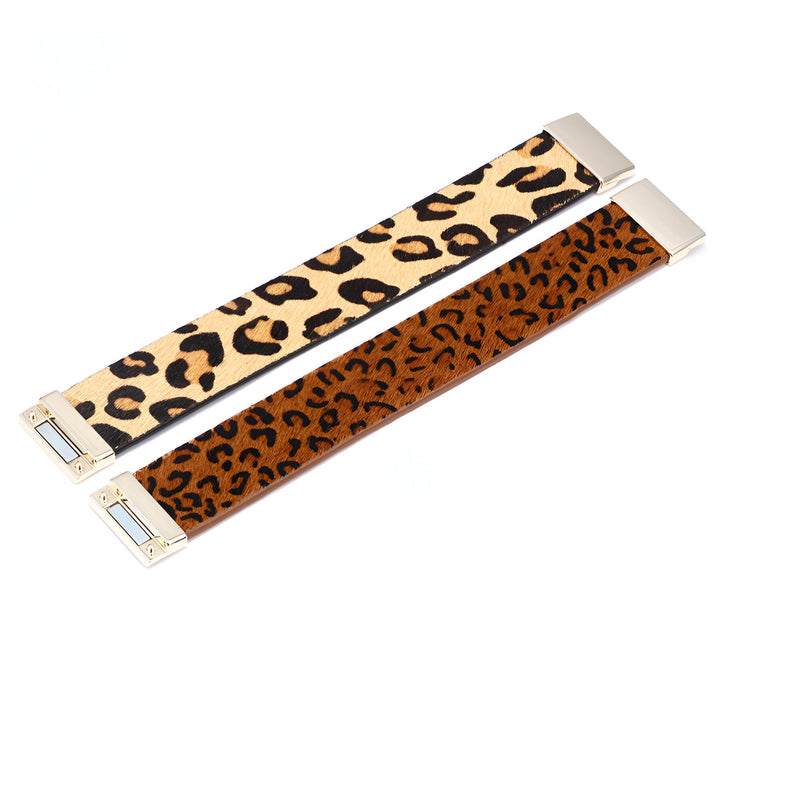 Bracelet manchette large pour femme, motifs léopard beige et marron, fermoirs argentés.