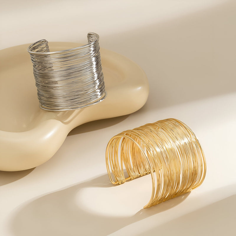 Bracelet manchette en alliage métallique à multiples branches doré et argenté, style moderne et épuré.