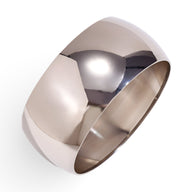 Bracelet manchette large en acier inoxydable argenté à finition brillante et design épuré.