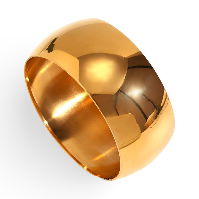 Bracelet manchette en acier inoxydable doré à large bande lisse et design épuré.