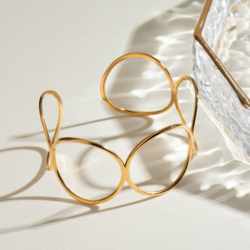 Bracelet manchette doré, ajouré au design géométrique, en acier inoxydable, modèle Azelys - La Boutique du Bracelet