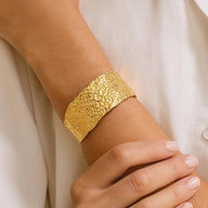 Bracelet manchette doré, chic effet texturé, en acier inoxydable, modèle Myris - La Boutique du Bracelet