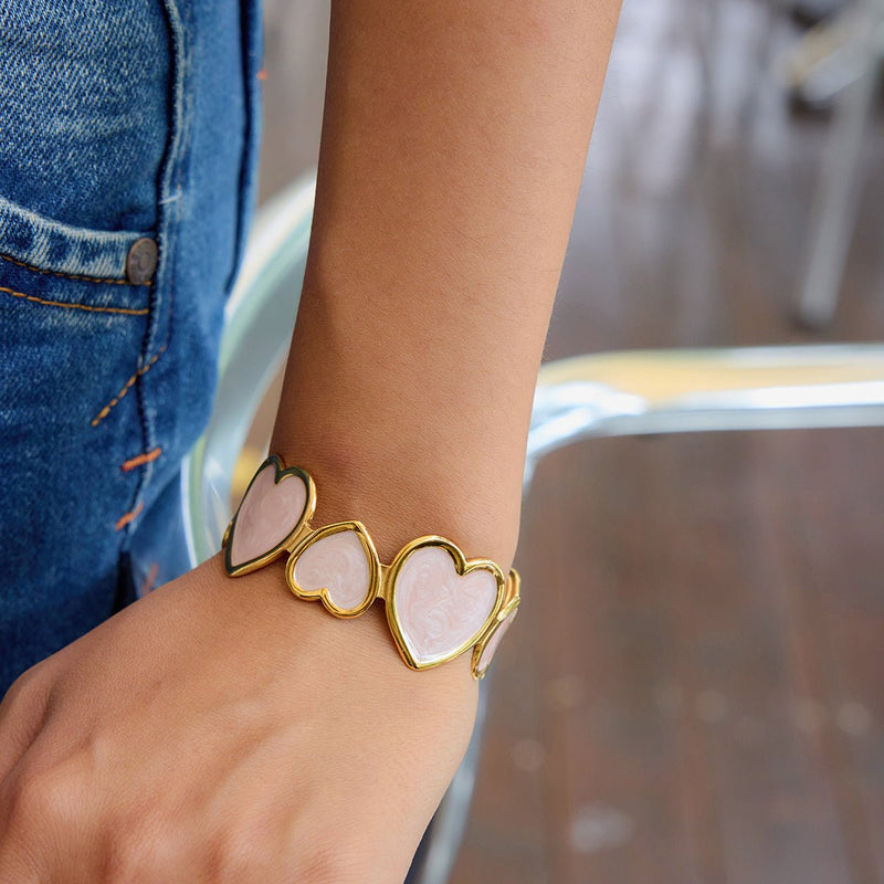 Bracelet manchette doré, cœur rose texturé, en acier inoxydable, modèle Alera - La Boutique du Bracelet