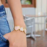 Bracelet manchette doré, cœur rose texturé, en acier inoxydable, modèle Alera - La Boutique du Bracelet