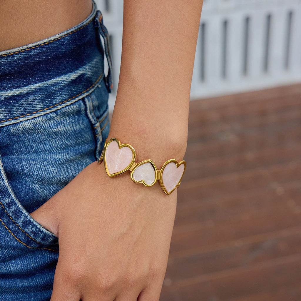 Bracelet manchette doré, cœur rose texturé, en acier inoxydable, modèle Alera - La Boutique du Bracelet