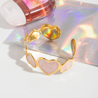 Bracelet manchette doré, cœur rose texturé, en acier inoxydable, modèle Alera - La Boutique du Bracelet