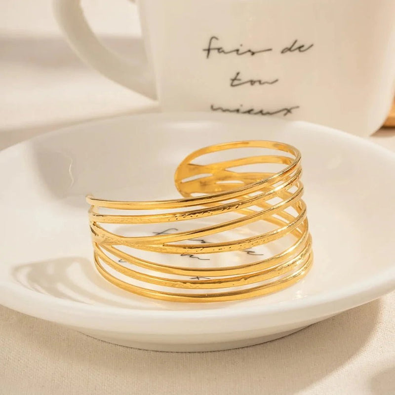 Bracelet manchette doré, design contemporain, en acier inoxydable, modèle Mouna - La Boutique du Bracelet